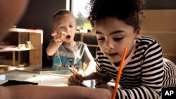 Vompanoag tilini o'rganayotgan bolalar 