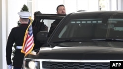 Rais wa Ukraine Volodymyr Zelensky akiingia kwa gari baada ya kukutana na Rais President Donald Trump katika ikulu mjini Washington, DC, Februari 28, 2025. (Picha na SAUL LOEB / AFP)
