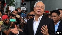 លោក Najib Razak អតីត​នាយករដ្ឋមន្ត្រី​ម៉ាឡេស៊ី​ថ្លែង​ទៅ​កាន់​សារព័ត៌មាន បន្ទាប់​ពី​ត្រូវ​បាន​គណៈកម្មាការ​ប្រឆាំង​អំពើ​ពុករលួយ​ម៉ាឡេស៊ី​សួរ​ចម្លើយ នៅ​ក្នុង​ក្រុង Putrajaya កាលពី​ថ្ងៃទី២៤ ខែឧសភា ឆ្នាំ២០១៨។