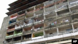 Edifício degradado em Malanje. Jovens da província têm dificuldade em arranjar casa