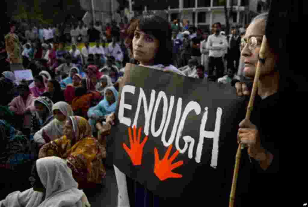 Pokiston nasroniylarining xudkushlik hujumlariga qarshi o'tgan namoyishida bir ayol "Bas endi!" deb yozilgan plakat ko'tarib turibdi, 23-sentabr, 2013-yil.