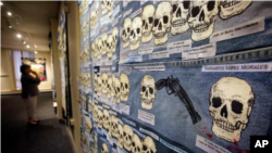 Una poderosa muestra de edredones que recuerdan a los inmigrantes de México y Centroamérica que han muerto en el desierto del sur de Arizona en los últimos 20 años está en exhibición en medio de un intenso debate nacional sobre la política de inmigración 