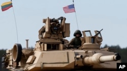 Litvada harbiy mashg'ulotlarda qatnashayotgan AQSh askari, 9-aprel, 2015-yil.