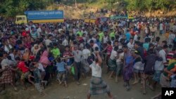 ជនជាតិ​រ៉ូហ៊ីងយ៉ា​ឥស្លាម​ម្នាក់​ដែល​ឆ្លង​កាត់​ពី​ប្រទេស​មីយ៉ាន់ម៉ា​ទៅ​ក្នុង​ប្រទេស​បង់ក្លាដែស​វាយ​ជន​ភៀស​ខ្លួន​ផ្សេង​ទៀត​ នៅ​ពេល​ការ​វាយតប់​គ្នា​ផ្ទុះ​ឡើង​ក្នុង​ពេល​ចែក​ជំនួយ​មួយ​នៅ​ក្បែរ​ជំរំ​ជន​ភៀស​ខ្លួន Balukhali ប្រទេស​បង់ក្លាដែស កាលពី​ថ្ងៃទី២៥ ខែកញ្ញា ឆ្នាំ២០១៧។