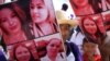 Mujeres marchan durante la conmemoración del Día Internacional para la Eliminación de la Violencia contra la Mujer, en San Salvador, El Salvador. [Foto de archivo]