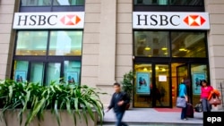 Chi nhánh ngân hàng HSBC tại Hà Nội. HSBC đưa ra con số thâm hụt bằng 6,6%, làm cho tỷ lệ nợ công trên GDP tăng lên mức 64,5% do nợ công cao và giá dầu giảm.
