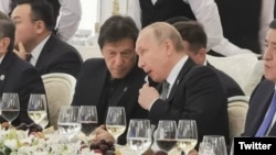 د وزیراعظم دفتر په یو ټويټ کې ويلي د وزیراعظم عمران خان اؤ د کابینې غړي یې د روس دا سفر د روس صدر ولادمیر پوتین په بلنه کوي