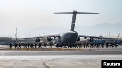 Arhiva - Američki vojnici iz 82. padrobranske divizije, stižu kao podrška akciji evakuacije, na međunarodnom aerodromu Hamid Karzai, u Kabulu, 20. avgusta 2021.