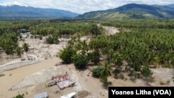 Dampak banjir bandang pada April 2019 menyebabkan tiga dusun di desa Bangga Bangga, Dolo Selatan Kabupaten Sigi tidak lagi ditinggali warga sejak rumah mereka tertimbun sedimentasi pasir dan lumpur, 1 Mei 2019. (Foto: Yoanes Litha)