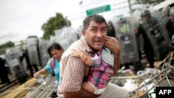 Miles de inmigrantes hondureños, entre ellos mujeres y niños, siguen camino a EE.UU. 