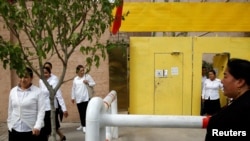 資料照片：新疆喀什的維吾爾族婦女離開一個進行政治學習的中心。 （2018年9月6日）