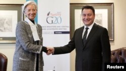 Turkish Deputy Prime Minister Ali Babacan (R) and International Monetary Fund (IMF) Managing Director Christine Lagarde shake hands before the G20 finance ministers and central bank governors meeting in Istanbul, Feb. 9, 2015. 