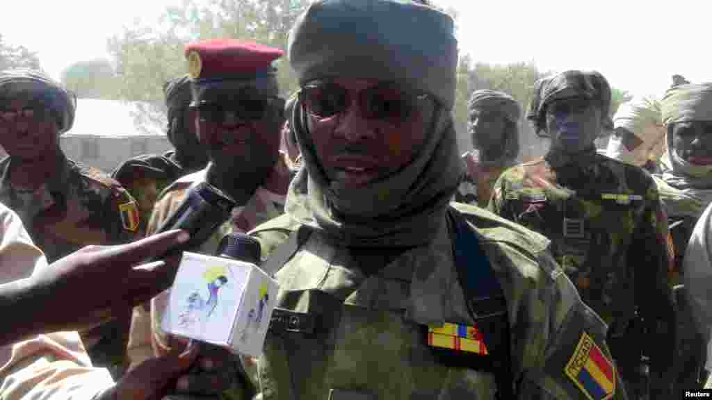 Janar Saleh Toma Hounou na sojojin Chadi yana magana da 'yan jarida a bayan da ya karbi yaran da suka gudu daga kungiyar Boko Haram a garin Ngouboua ran 22 Afrilu, 2015. Yaran sun ce su 'yan kasar Chadi ne wadanda aka tilasta musu shiga kungiyar Boko Haram lokacin da suke karatun allo a Najeriya, amma daga baya sun kubuce suka gudu, suka mika kawunansu ga sojojin Chadi. &nbsp;