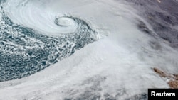 Системот на бура, познат како циклон на бомби, е настан што се случува кога има брзо засилување на циклонот за краток временски период