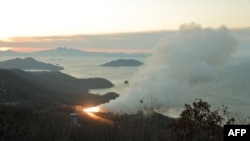 แฟ้มภาพ - ภาพที่สื่อ KCNA ของทางการเกาหลีเหนือเผยแพร่เมื่อวันที่ 15 พ.ย. 2566 แสดงให้เห็นการทดสอบการยิงขีปนาวุธวิถึโค้งกลางจากบริเวณที่ไม่มีการเปิดเผยของเกาหลีเหนือ