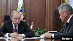 Ruski predsednik Vladimir Putin razgovara sa ministrom odbrane Sergejem Lavrovim, 2. februara 2019. 