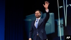 აშშ-ის ვიცე-პრეზიდენტი ჯეი დი ვენსი კოსერვატორთა პოლიტიკური ქმედების კონფერენციის (CPAC) მიერ ორგანიზებულ შეხვედრაზე. ოქსონ-ჰილი, აშშ. 20 თებერვალი, 2025 წ. 