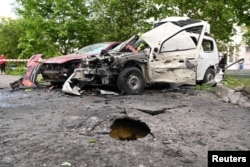 ภาพของรถที่ถูกทำลายโดยการยิงถล่มในเมืองเบลโกรอด ประเทศรัสเซีย ซึ่งเจ้าหน้าที่ท้องถิ่นกล่าวว่า เกิดจากการโจมตีของกองทัพยูเครน เมื่อ 14 พ.ค. 2567 (รอยเตอร์)