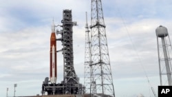  កាំជ្រួច​របស់​ទីភ្នាក់ងារ​អវកាស​សហរដ្ឋ​អាមេរិក (NASA) ដែល​គ្រោង​នឹង​ត្រូវ​បង្ហោះ​ទៅ​កាន់​ភពព្រះចន្ទ​ពី​មជ្ឈមណ្ឌល​អវកាស Kennedy Space នៅ​ក្រុង Cape Canaveral រដ្ឋ Florida សហរដ្ឋ​អាមេរិក ថ្ងៃទី ២៩ ខែសីហា ឆ្នាំ២០២២។ (AP Photo/John Raoux)