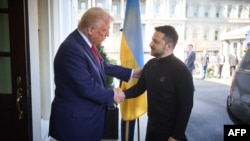  Rais wa Marekani Donald Trump (Kushoto) akimkaribisha katika White House mjini Washington, DC rais wa Ukraine Volodymyr Zelensky kabla ya mazungumzo ya tarehe 28, Frbruari 2025. 