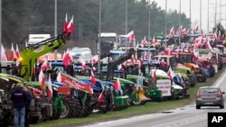 Польські фермери блокують тракторами головну дорогу під час протесту поблизу Варшави, Польща, у середу, 6 березня 2024 р. Вони вимогають закрити польсько-український кордон для імпорту продуктів харчування та змін кліматичної та сільськогосподарської політики ЄС.