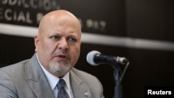 El fiscal de la CPI, Karim Khan, habla durante una conferencia de prensa en el tribunal de la Jurisdicción Especial para la Paz en Bogotá, Colombia, el 27 de octubre de 2021.