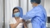 Medicinska sestra iz Rumunije vakciniše se u Bukureštu, 27. decembar 2020. (Foto: AP/Andreea Alexandru)