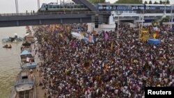 Devotees crowd to attend the Maha Pushkaralu, a Hindu festival, on the banks of river Godavari at Rajahmundry in Andhra Pradesh, India, July 14, 2015. 