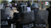 Policías impiden cobertura a periodistas durante el allanamimento a Cristiana Chamorro el pasado 2 de junio en Managua. Foto Archivo VOA.