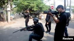 Manifestantes sostienen pistolas de aire comprimido caseras durante una protesta contra el golpe militar en Rangún, Myanmar, el 3 de abril de 2021.