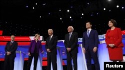 Wagombea urais wa chama cha Demokrat kutoka kushoto bilioneya Tom Steyer, Seneta Elizabeth Warren, Makamu wa Rais wa zamani Joe Biden,Seneta Bernie Sanders, Meya wa zamani wa South Bend Pete Buttigieg na Seneta Amy Klobuchar wakiwa katika mdahalo Iowa, Marekani.