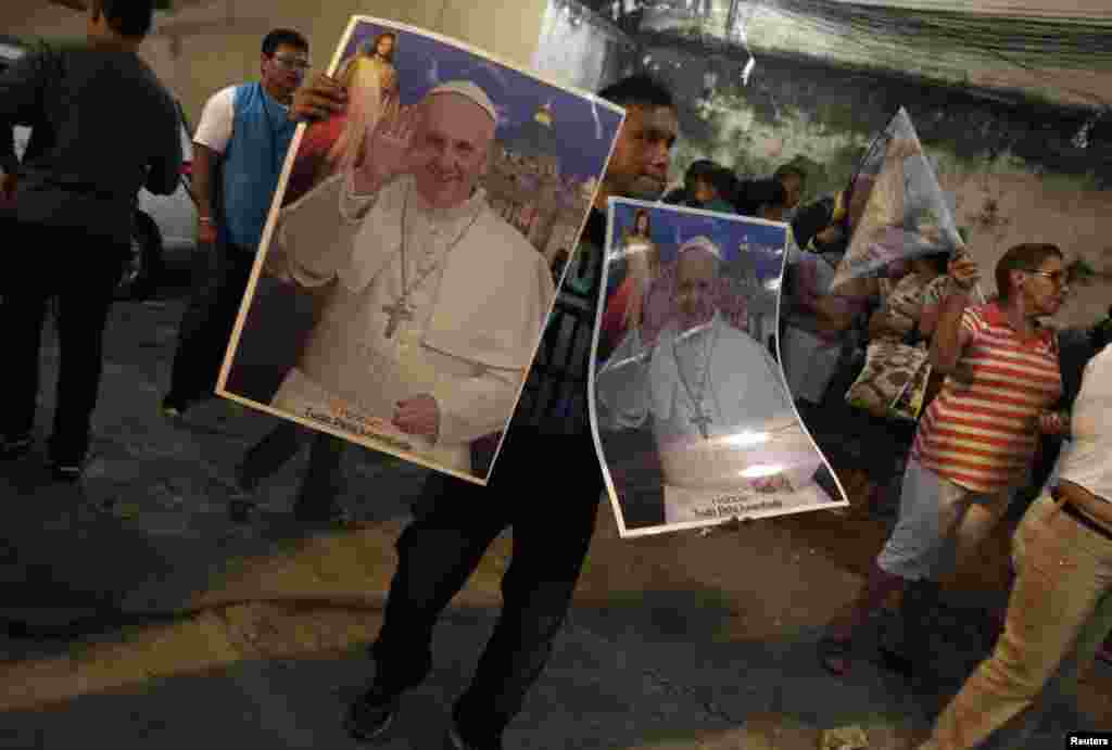 Un vendedor callejero ofrece posters del Papa Francisco en Río de Janeiro con motivo de la visita del Pontífice al país para la Jornada Mundial de la Juventud.