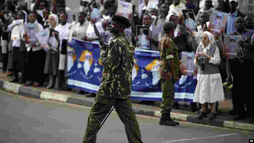 Sojoji na sintiri inda jama'a ke jiran isowar Paparoma &nbsp;