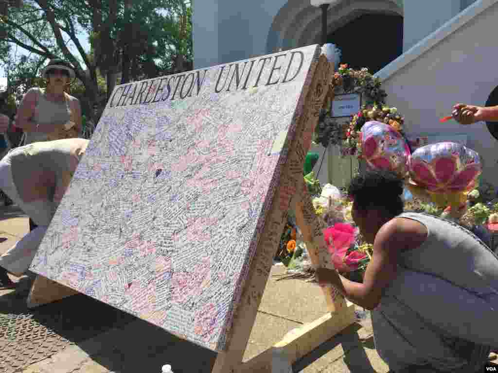 Signatures are seen on a 'Charleston United' board outside of Emanuel AME church in Charleston, South Carolina, June 21, 2015. (Amanda Scott/VOA)