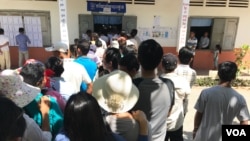 Cambodians line up to cast their votes at a local commune council elections at Kesararam Primary School polling station, Siem Reap, Cambodia Sunday June 4, 2017. (Thida Win/VOA Khmer)