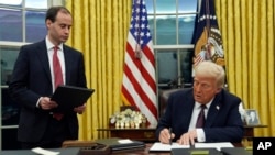 Дональд Трамп в Овальном кабинете Белого дома, 20 января 2025 года