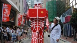 黃國才2013年參與七一大遊行，他當年製作了一個概念來自日本漫畫、9呎高、全身紅色的"進擊的共人"紙製機械人， 代表一股很強大的、具有摧毀性的力量進擊香港（美國之音/湯惠芸）