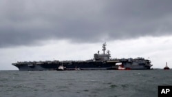 រូប​ឯកសារ៖ នាវា​ដឹក​យន្តហោះ​ចម្បាំង USS Ronald Reagan ឈប់​ចត​នៅ​ផែ Manila Bay ប្រទេស​ហ្វីលីពីន កាលពី​ថ្ងៃទី៧ ខែសីហា ឆ្នាំ២០១៩។