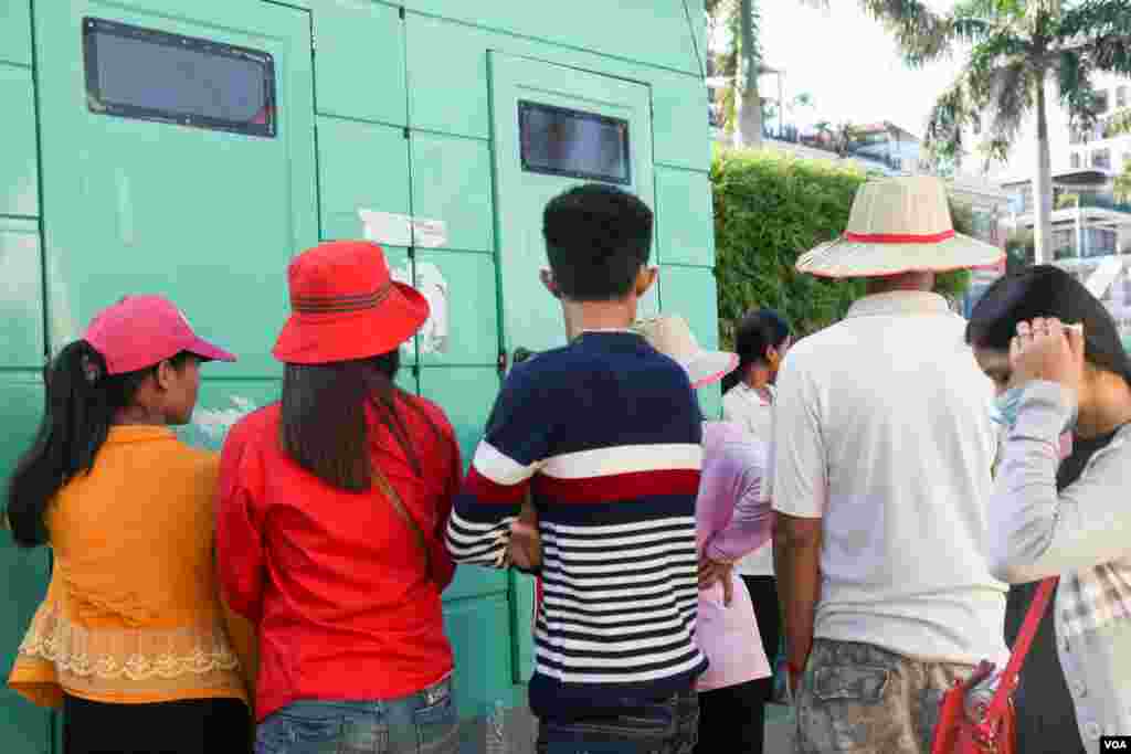 ប្រជាពលរដ្ឋរង់ចាំប្រើប្រាស់បង្គន់សាធារណៈនាថ្ងៃអាទិត្យ ទី១៣ ខែវិច្ឆិកា ឆ្នាំ២០១៦ ក្នុងថ្ងៃទីមួយនៃព្រះរាជពិធីបុណ្យអុំទូក បណ្ដែត ប្រទីប សំពះព្រះខែ និងអកអំបុក។ ព្រះរាជពិធីបុណ្យអុំទូក ចាប់ផ្ដើមពីថ្ងៃទី១៣ ដល់ថ្ងៃទី១៥ ខែវិច្ឆិកា ជារៀងរាល់ឆ្នាំ ដែលមានទូកភាគច្រើនមកពីបណ្ដាខេត្តនានាតាមបណ្ដោយទន្លេមេគង្គ។ (ឡេង ឡែន/VOA)