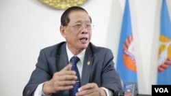 រូបឯកសារ៖ លោក​ សុខ ឥសាន​ អ្នក​នាំ​ពាក្យគណបក្សប្រជាជនកម្ពុជា​ ផ្តល់​បទ​សម្ភាសន៍​ជាមួយ​ VOA​ នៅ​ឯទីស្នាក់ការគណបក្ស ​ក្នុង​រាជធានី​ភ្នំពេញ​ កាល​ពី​ថ្ងៃ​ទី​១២​ ខែ​តុលា​ ឆ្នាំ​២០១៦​។ ​(ហ៊ាន​ សុជាតា​/ VOA)