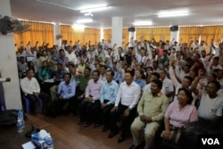 ចៅសង្កាត់ និង​ក្រុមប្រឹក្សា​ដែលជាប់ឆ្នោត​មក​ពីគណបក្ស​សង្រ្គោះជាតិ ចូលរួមកិច្ចប្រជុំ​នៅទីស្នាក់ការ​គណបក្ស ដើម្បី​ទទួល​បានការណែនាំ​ អំពី​ការដឹកនាំសង្កាត់។ (ស៊ុន ណារិន/VOA)