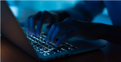 រូបឯកសារ៖ រូបថតមួយ បង្ហាញជនអនាមិកម្នាក់កំពុងប្រើកុំព្យូរទ័រ។