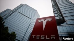 资料照：特斯拉在北京一处展销点外竖立的logo牌。（2023年5月31日）