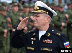 Arhiva - Komdandant ruske Crnomorske flote, viceadmiral Viktor Sokolov, salutira tokom ceremonije u Sevastopolju, Krim, 27. septembra 2022.
