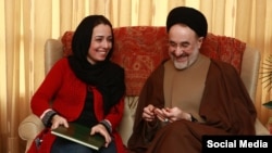 ریحانه طباطبایی در کنار سید محمد خاتمی پس از آزادی از زندان در سال ۹۱ 