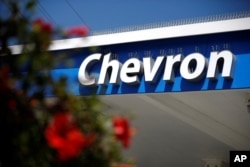 បដាក្រុមហ៊ុនអាមេរិកាំង Chevron នៅទីក្រុង Los Angeles រដ្ឋ​កាលីហ្វញ៉ា។