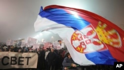Studenti marširaju u novogodišnjoj noći tokom protesta u Beogradu, Srbija, 31. decembra 2024. godine.