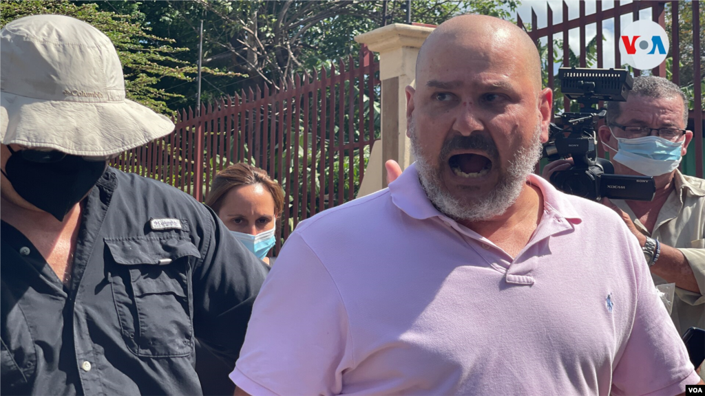 Un familiar de Chamorro fue agredido por oficiales de seguridad, al intentar acercarse al perímetro policial este miércoles. 