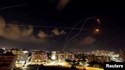 Sistem anti-rudal IIsrael mencegat roket yang diluncurkan dari Jalur Gaza, seperti yang terlihat dari Ashkelon, Selasa (10/10). 
