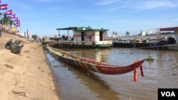 ទូក ​ង​ ឈ្មោះ ​«រស្មីស្រីស្រស់ដាញ់ទិព្វសែនជ័យ‍» មក​ពី​វត្តអម្ពវ័ន្ត សង្កាត់​ព្រែកថ្មី ខណ្ឌច្បារអំពៅ រាជធានីភ្នំពេញ ត្រូវ​បាន​ទូក​ទេសចរណ៍​បុក នៅ​រាជធានី​ភ្នំពេញ កាលពី​ថ្ងៃទី​១១ ខែវិច្ឆិកា ឆ្នាំ​២០១៦។ (កាន់ ​វិច្ឆិកា/VOA) 